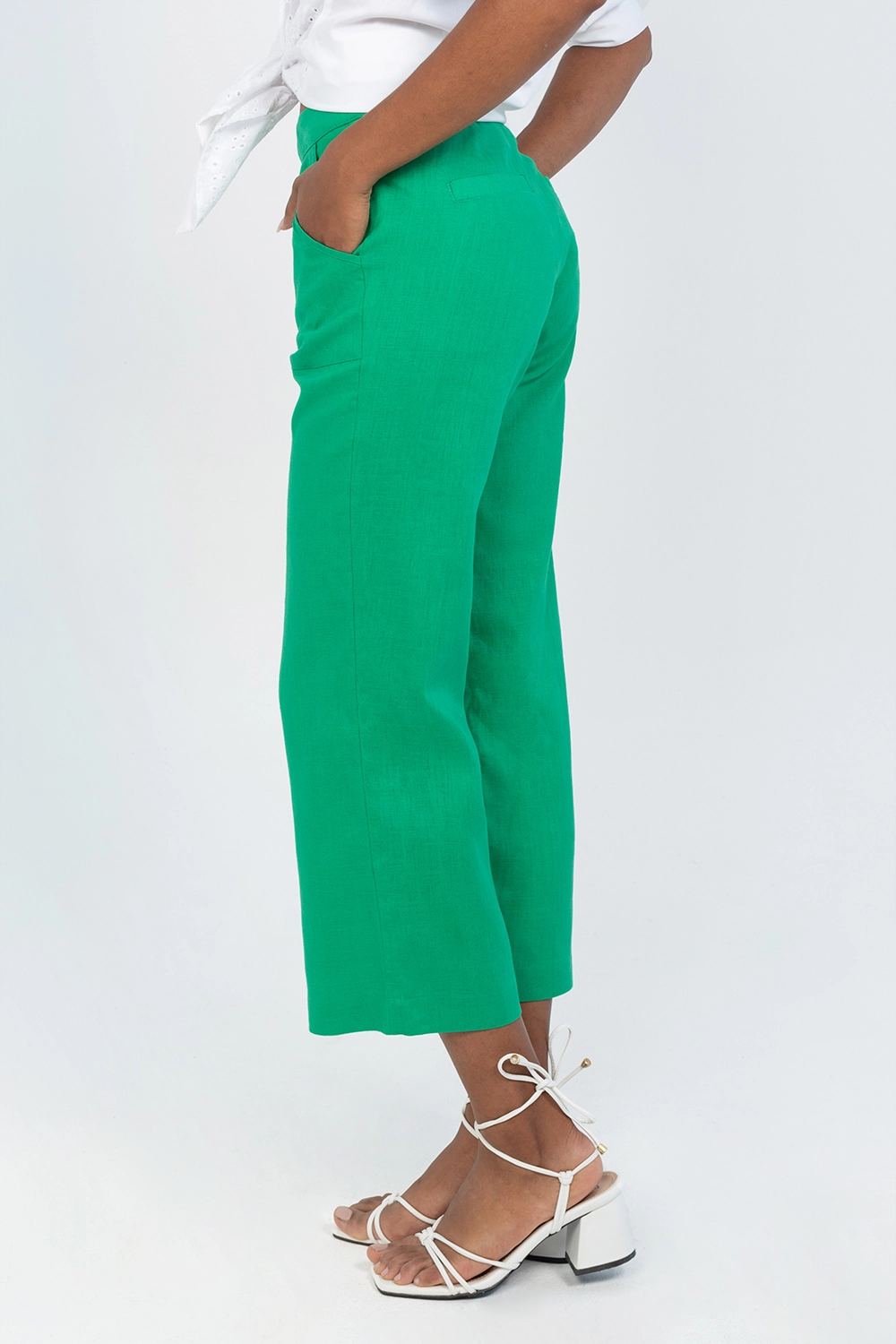 Pantalón culotte en lino con bolsillos parche tiro medio. Verde esmeralda talla 14