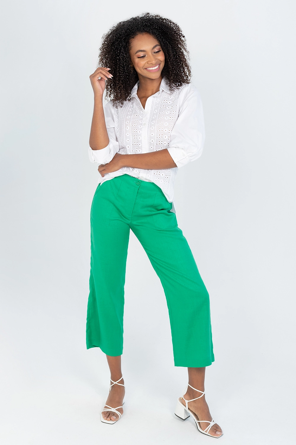 Pantalón culotte en lino con bolsillos parche tiro medio. Verde esmeralda talla 14